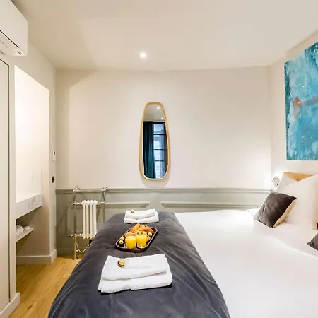 Apartment Place Des Vosges With Air Conditioning